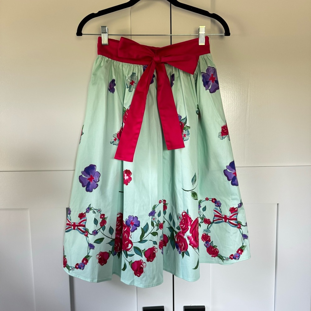 Disney EPCOT UK Queen of the Kingdom Minnie Floral Skirt The Dress Shop (S) NWT